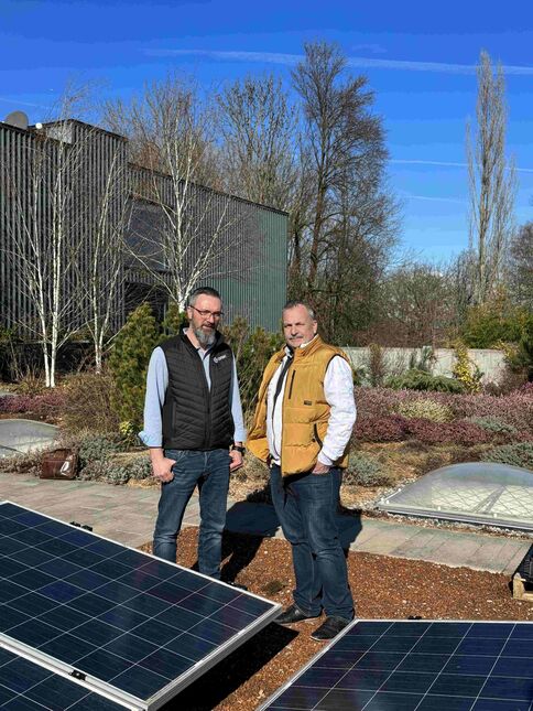 Bild 1: Heinz Sigrist und Christoph Harlacher auf dem Energie-Gründach der Contec AG. (Bilder: Daniela Hochradl, Contec, SFG)